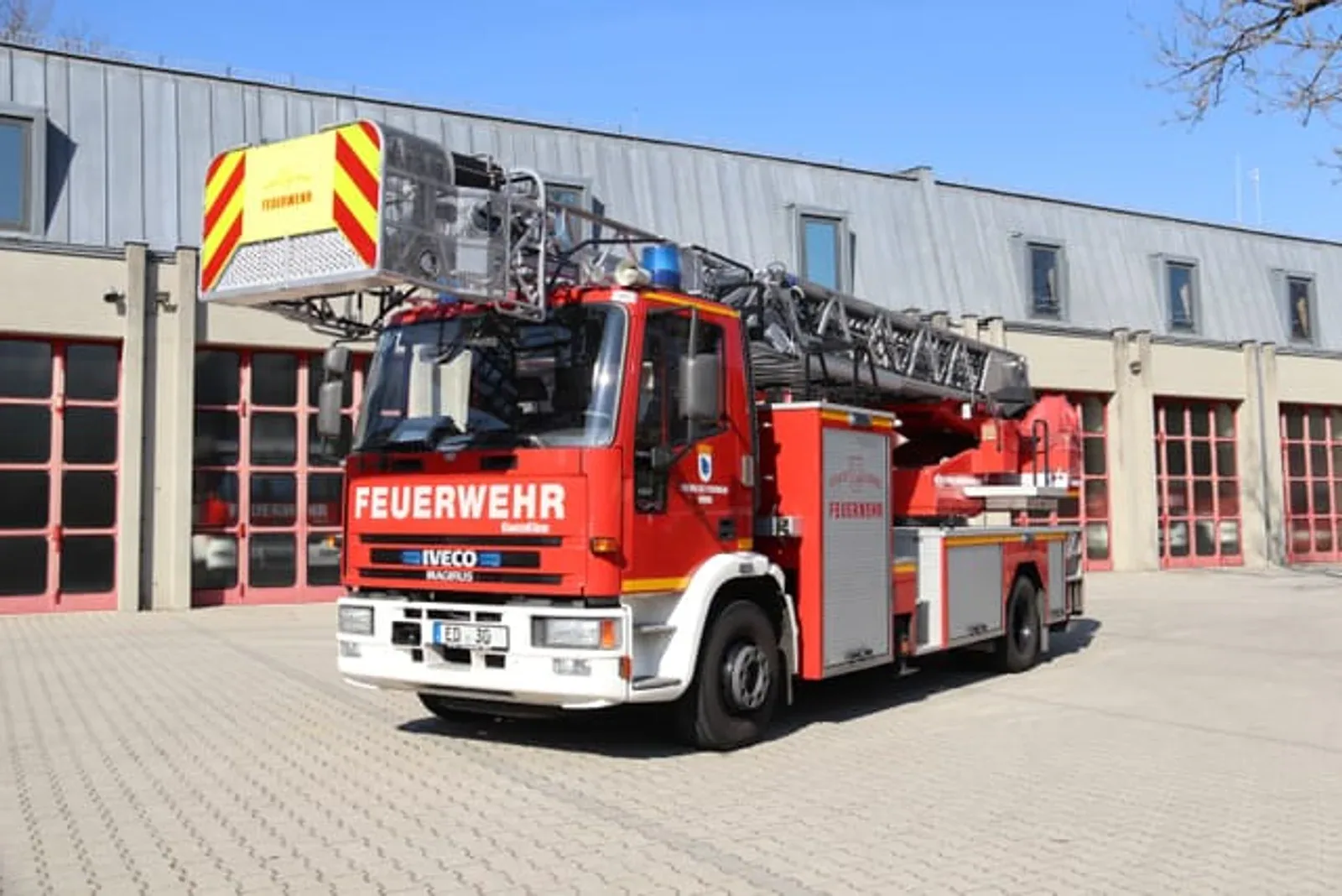 Drehleiter DLA(K) 23/12 auf Iveco 150E27 vor dem Feuerwehrhaus Erding