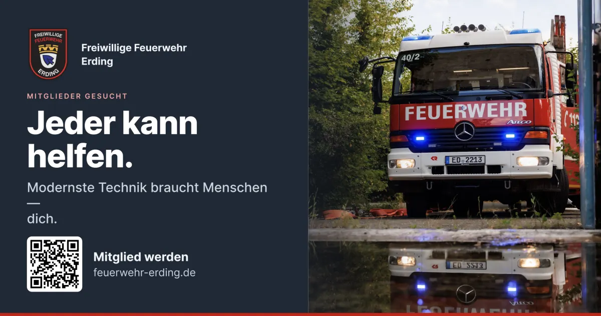 Kampagnenbanner im Querformat: Feuerwehrfahrzeug spiegelt sich in Wasserfläche