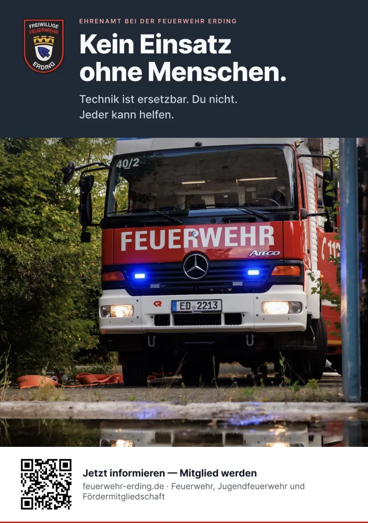 Kampagnenplakat: Feuerwehrfahrzeug im Grünen, Schriftzug „Kein Einsatz ohne Menschen.“