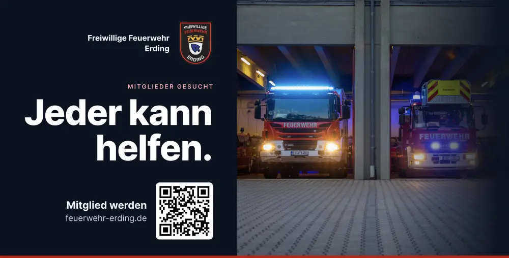 Kampagnenmotiv: zwei Feuerwehrfahrzeuge nachts in der Fahrzeughalle, Schriftzug „Jeder kann helfen.“